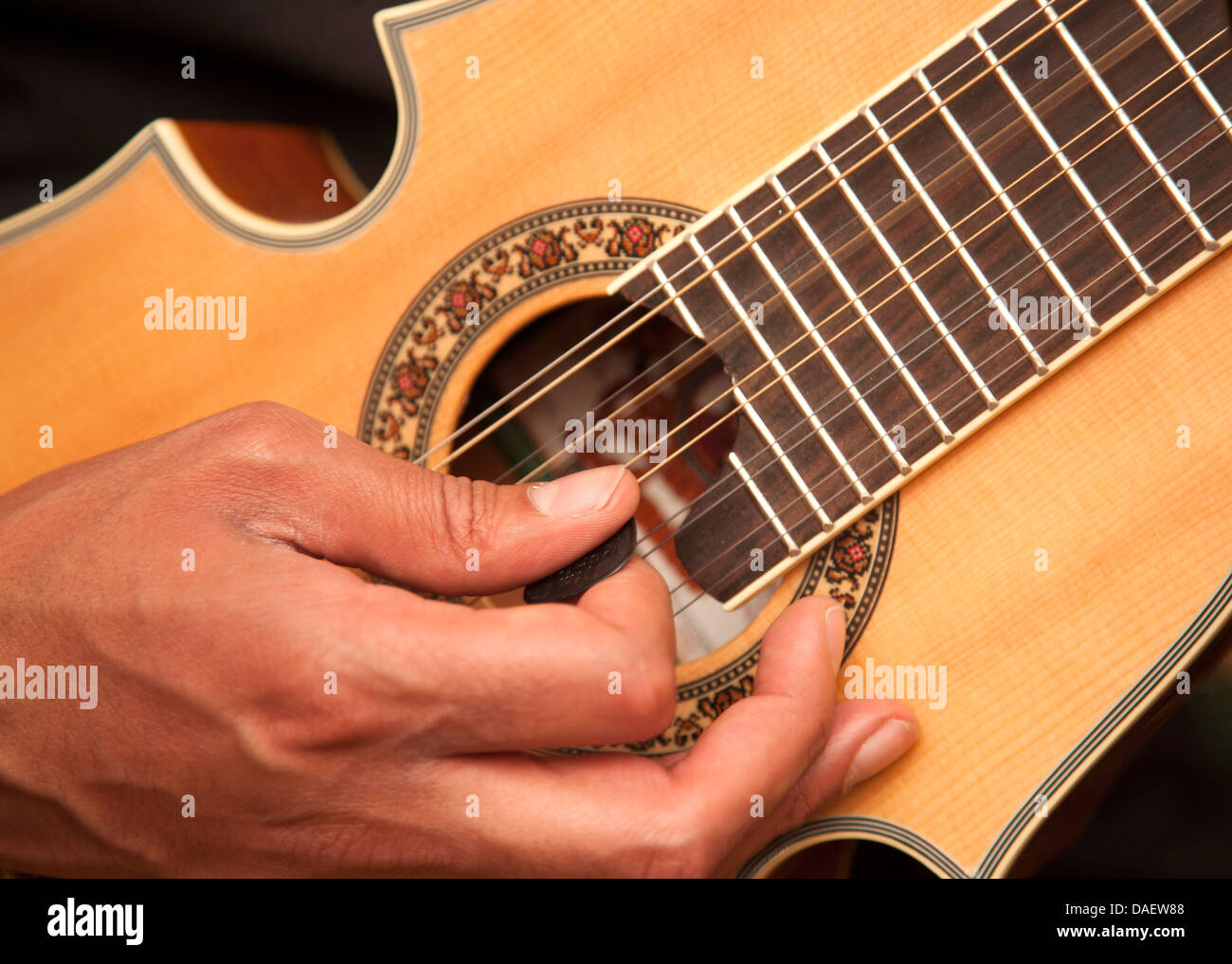 South american stringed fotografías e imágenes de alta resolución - Alamy