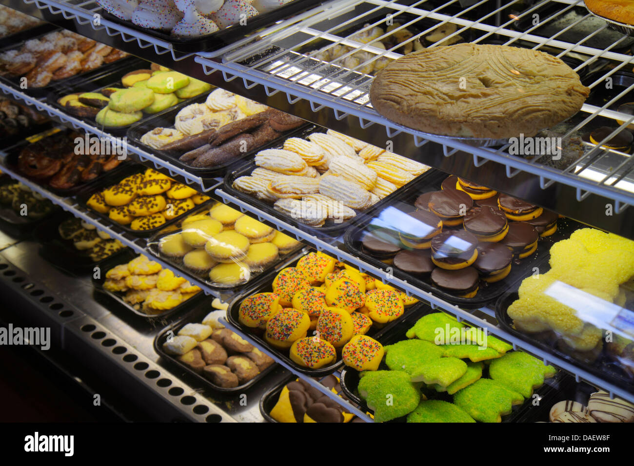 Visualización De Deliciosos Pasteles En Una Panadería Con Donuts Azucarados  , Galletas Y Galletas En Bandejas En Un Mostrador De Tienda Fotos,  retratos, imágenes y fotografía de archivo libres de derecho. Image