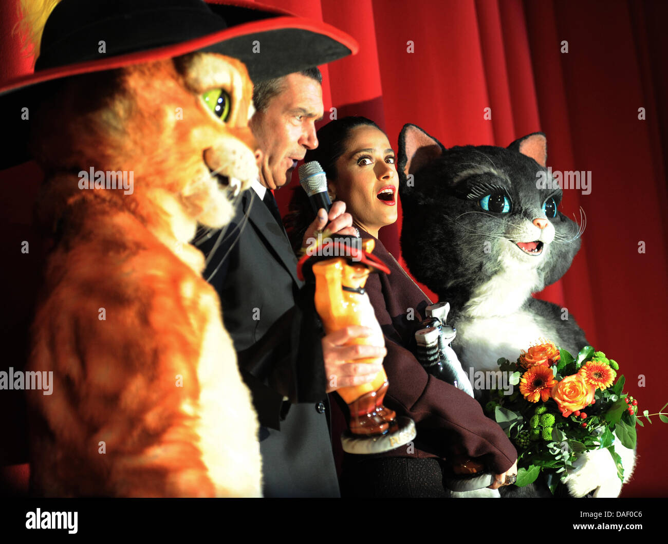 El actor español Antonio Banderas y la actriz mexicana Salma Hayek plantean durante el estreno de la película de animación "El con Botas" en el Cinestar Cine, Potsdamer en Berlín,