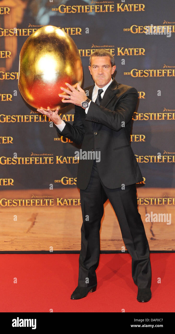 El actor español Antonio Banderas llega al estreno de la película de  animación "El Gato con Botas" en el Cinestar Cine, Potsdamer Platz en  Berlín, Alemania, el 22 de noviembre de 2011.