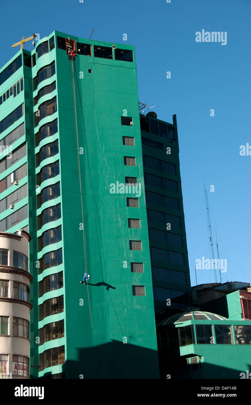 La Paz, Bolivia. Rush urbano atracción turística. Un buscador de emociones vestido como Spiderman salta fuera de los 17 pisos del Hotel Presidente. Foto de stock