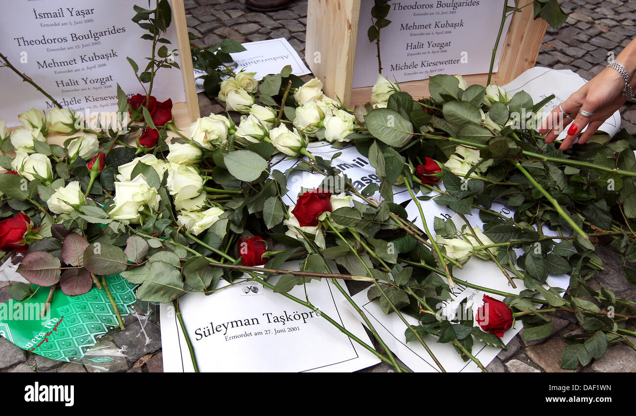 Las personas colocan flores en la Puerta de Brandenburgo para conmemorar a las víctimas del extremismo de derecha durante un minuto de silencio, bajo el lema: 'Silencio multitud silenciosa contra el Silencio" en Berlín, Alemania, el 26 de noviembre de 2011. A nivel nacional un minuto de silencio se inició en 11 ciudades en Alemania por la asociación TypischDeutsch para expresar su solidaridad con las víctimas de la violencia de extrema derecha y t Foto de stock