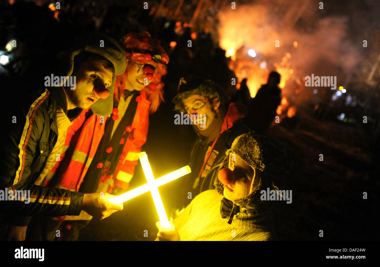 Nuevo: activista antinuclear ocupan el railtracks como parte de las protestas contra el transporte nuclear de Castor a lo largo de la línea ferroviaria entre Lueneburg y Dannenberg cerca de Harlingen, Alemania, el 26 de noviembre de 2011. El 13 Castor con transporte de residuos nucleares alemanes se espera en las instalaciones de almacenamiento provisional en Gorleben del reprocesamiento pla Foto de stock