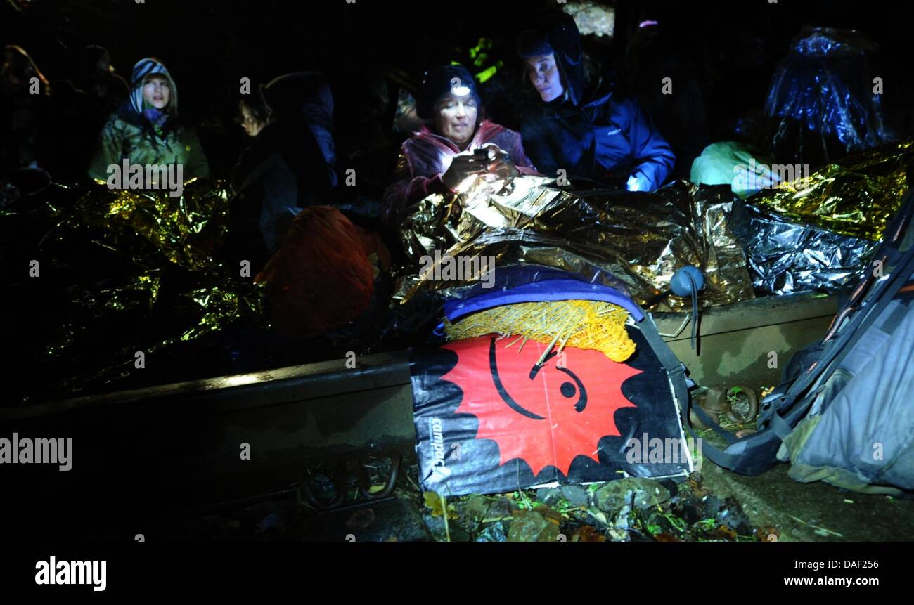 Activista anti-nuclear ocupan el railtracks como parte de las protestas contra el transporte nuclear de Castor a lo largo de la línea ferroviaria entre Lueneburg y Dannenberg cerca de Harlingen, Alemania, el 26 de noviembre de 2011. El 13 Castor con transporte de residuos nucleares alemanes se espera en las instalaciones de almacenamiento provisional en Gorleben, desde la planta de reprocesamiento en Francia este fin de semana. Foto: Christian Cha Foto de stock