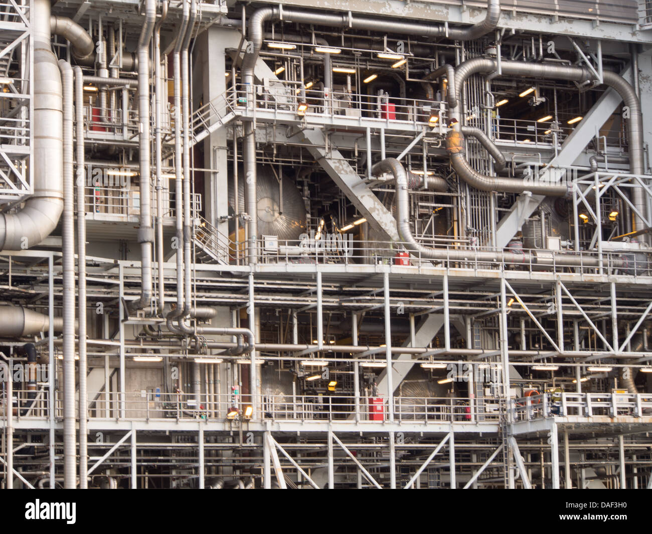 Tuberías y construcciones de acero en una plataforma petrolífera en el Mar del Norte Foto de stock