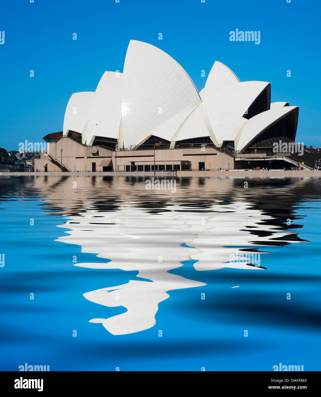 Vista de la casa de la Opera de Sydney con el reflejo en el agua en Australia Foto de stock