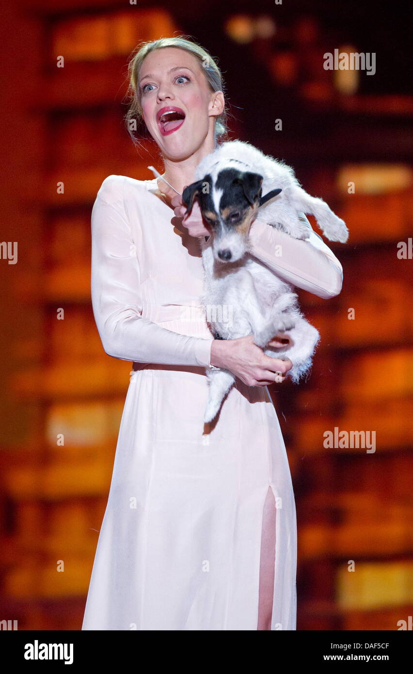 Heike Makatsch Schauspielerin haelt am Samstag (03.12.11) en Berlín  Tempodrom im bei der Verleihung des 24. Europaeischer Filmpreises einen Hund  mi brazo. Der 24. European Film Award wurde am Samstag en Berlín