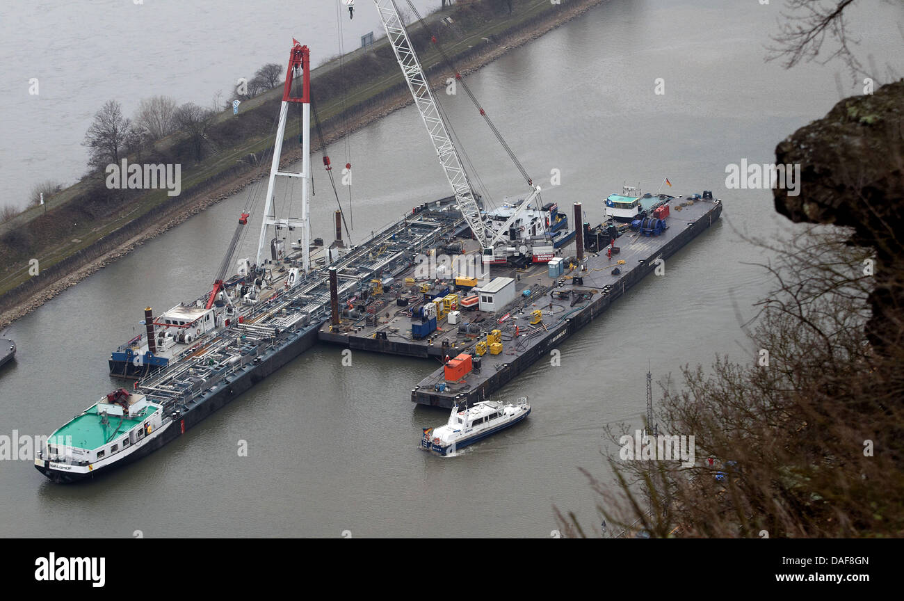 Rescate forcers elevar el ácido se hundió cerca de St Goatrshausen barcaza,  Alemania, el 14 de febrero de 2011. El domingo Salvagers planteó un barco  que tiene parcialmente bloqueado el Rin, la