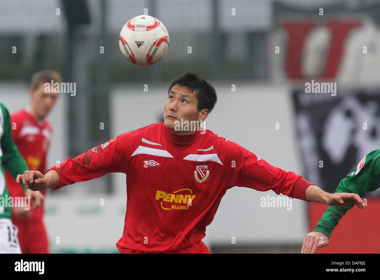 Shao Jiayi de Cottbus controla el balón durante la segunda división de la  Bundesliga alemana match SpVgg Greuther Fuerth v Energie Cottbus en Trolli  estadio Arena en Furth, Alemania, el 12 de