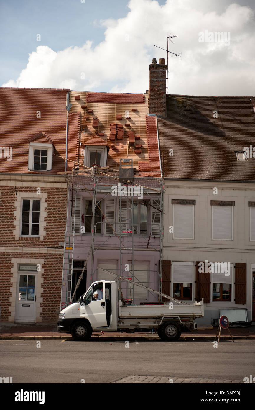 Casa angosta Teja reparación fix Montreuil Francia Foto de stock