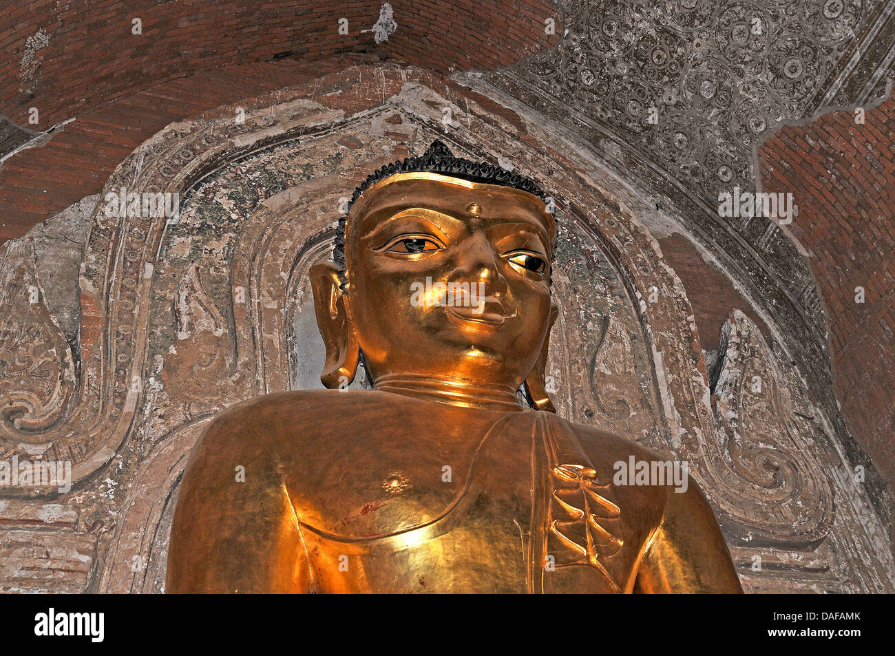 Estatua de buda templo Ananda Bagan Myanmar Foto de stock