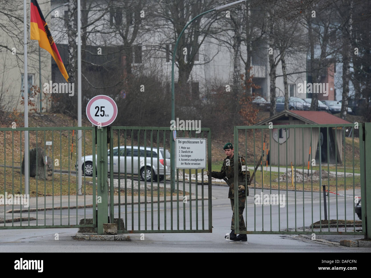 Ein Bundeswehrsoldat schließt am Samstag (19.02.2011) das der Zugangstor  Bayerwaldkaserne en Regen (Niederbayern). Die Drei bei einer Schießerei en  einem Bundeswehr-Lager en Afganistán getöteten Soldaten waren ursprünglich  in der Kaserne stationiert. Auch
