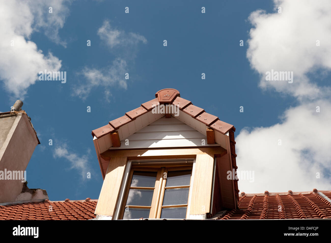 Tejado de pizarra roja tradicional blue sky Montreuil Francia Foto de stock