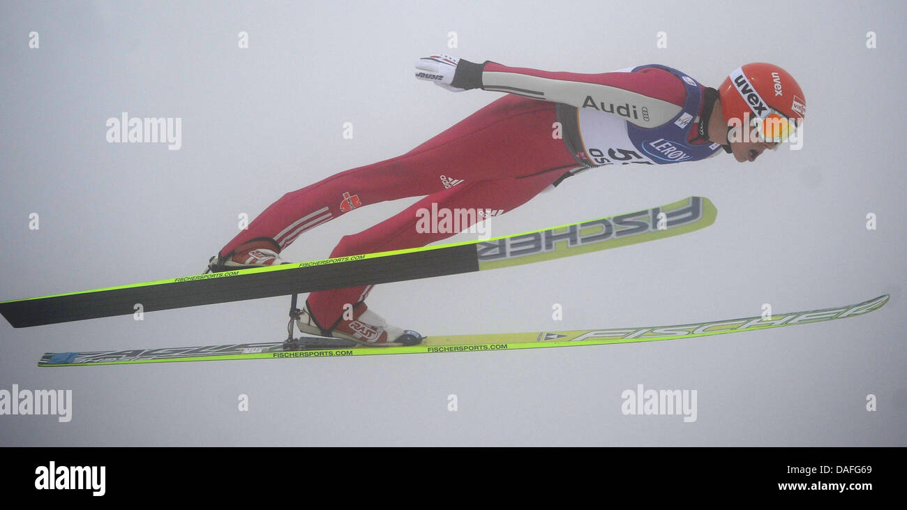 Eric Frenzel de Alemania durante los saltos de esquí nórdico combinado parte de la competición en los Campeonatos del Mundo de Esquí Nórdico en Oslo, Noruega, 26 de febrero de 2011. Foto: Hendrik Schmidt dpa Foto de stock