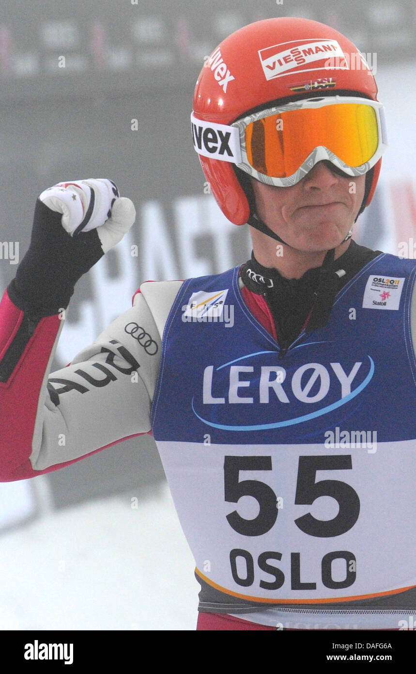 Primer puesto Eric Frenzel de Alemania reacciona el salto de esquí nórdico combinado del evento en los Campeonatos del Mundo de Esquí Nórdico en Oslo, Noruega, 26 de febrero de 2011. Foto: Patrick Seeger dpa Foto de stock