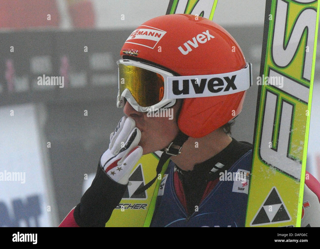 Primer puesto Eric Frenzel de Alemania reacciona el salto de esquí nórdico combinado del evento en los Campeonatos del Mundo de Esquí Nórdico en Oslo, Noruega, 26 de febrero de 2011. Foto: Patrick Seeger dpa Foto de stock
