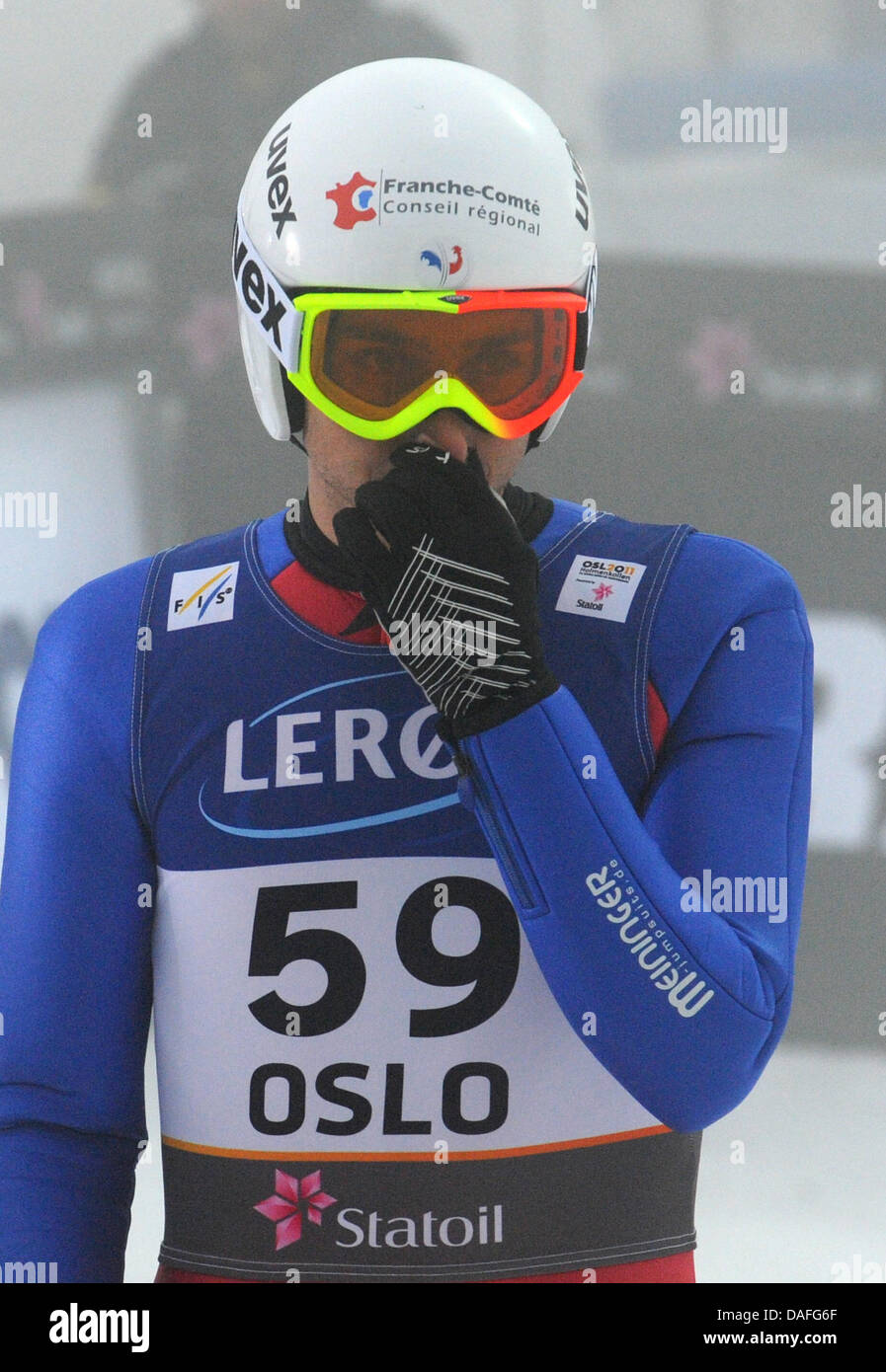 Jason Lamy Chappuis Francia reacciona después del salto de esquí nórdico combinado del evento en los Campeonatos del Mundo de Esquí Nórdico en Oslo, Noruega, 26 de febrero de 2011. Foto: Patrick Seeger dpa Foto de stock
