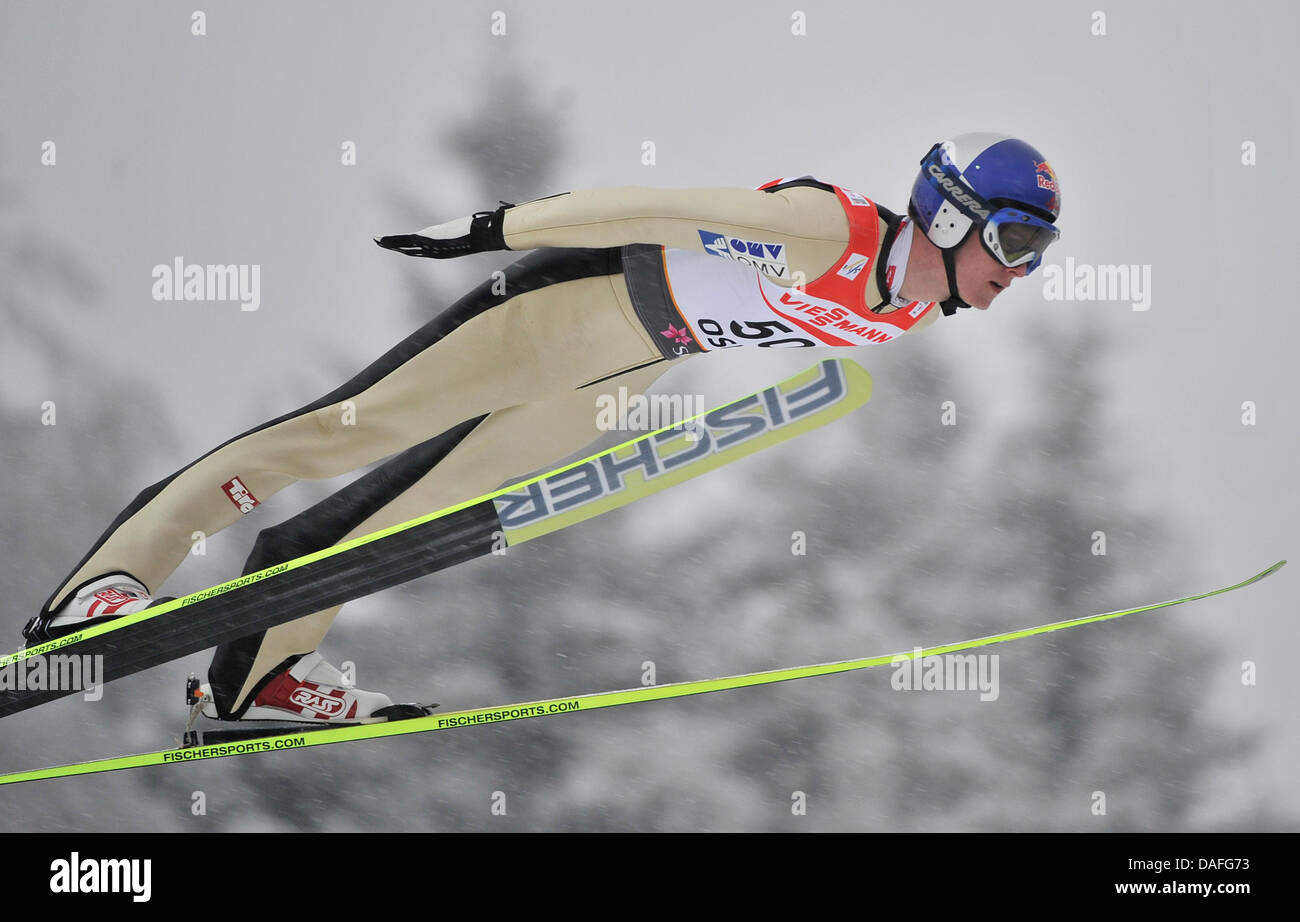 Thomas Morgenstern ganador de Austria se eleva en el aire durante la colina normal cada competición de salto de esquí en los Campeonatos del Mundo de Esquí Nórdico en Oslo, Noruega, 26 de febrero de 2011. Foto: Hendrik Schmidt dpa Foto de stock