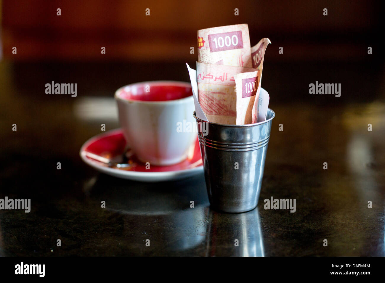 1000 franco de Djibouti se coloca en un vaso de estaño como pago de una taza  de café Fotografía de stock - Alamy