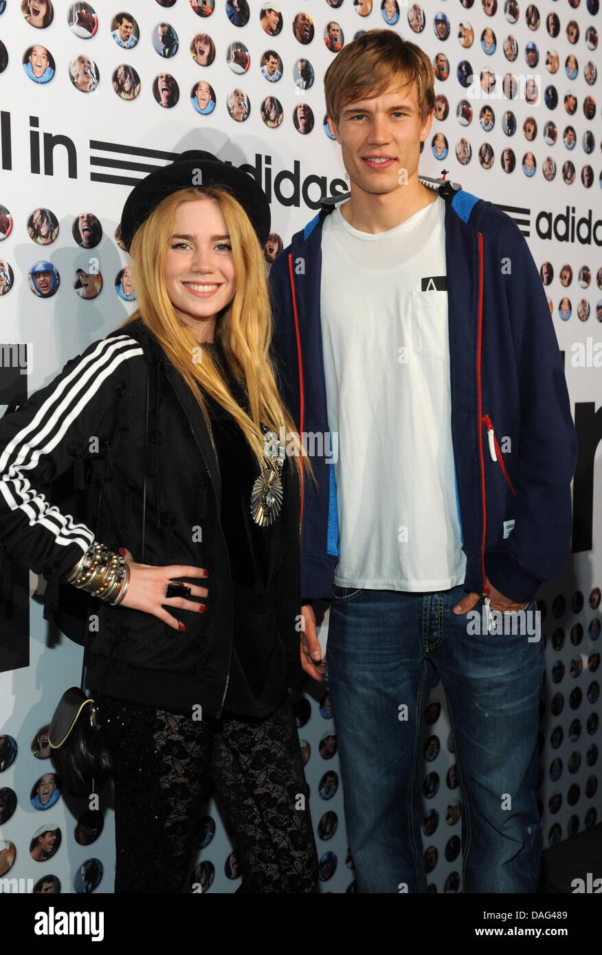 Presentador de televisión Palina Rojinski y jugador del Bayern Munich  Holger Badstuber llegar a un evento de marketing del fabricante de ropa  deportiva Adidas en Munich, Alemania, el 16 de marzo de