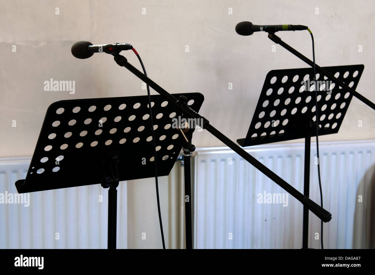Atriles y micrófonos en una iglesia Foto de stock