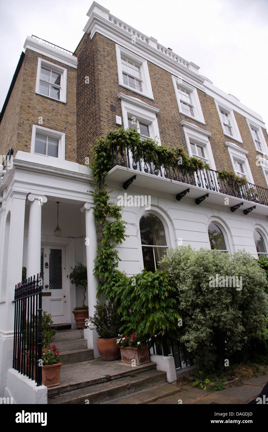Exterior de casa de ciudad victoriana con blanco y balcón con puerta
