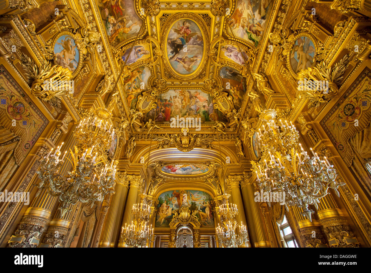 Detalle del techo del gran vestíbulo, el Palais Garnier - Opera House, París Francia Foto de stock