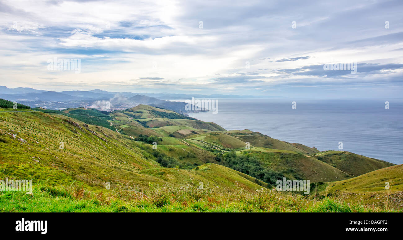 El paisaje de la Costa Vasca desde el monte Jaizkibel en Guipúzcoa, España Foto de stock