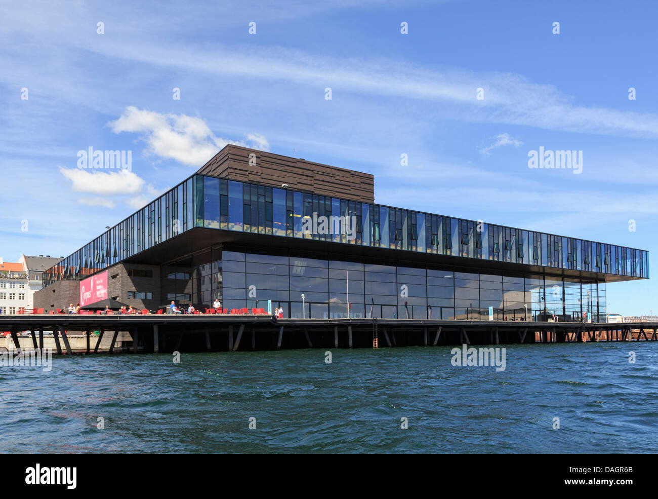 Royal Danish Playhouse el edificio es nuevo lugar nacional de artes dramáticas en la costanera de puerto de Copenhague, Zelanda, Dinamarca Foto de stock