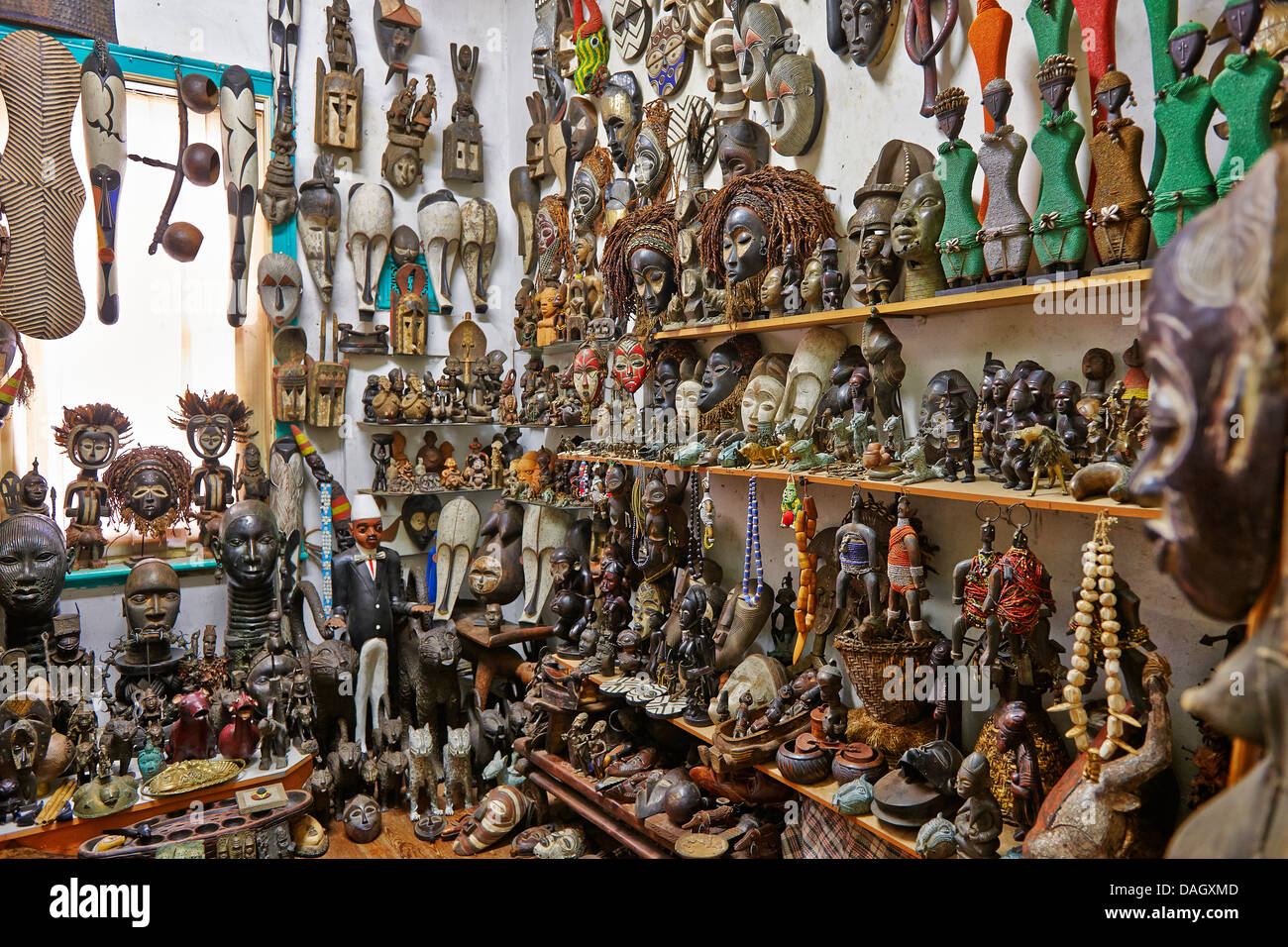 Máscaras, artesanías y souvenirs en una tienda rústica, Ciudad del Cabo