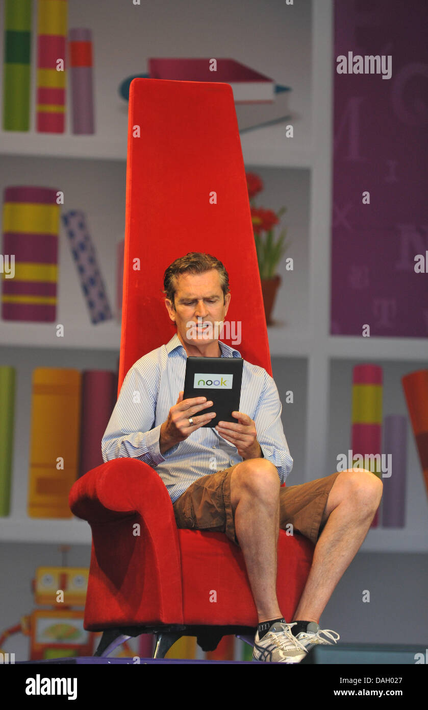 Trafalgar Square, Londres, Reino Unido, 13 de julio de 2013. El actor Rupert Everett lee desde Oscar Wildes' El Príncipe Feliz en el 'Obtener la lectura", evento en Trafalgar Square. Crédito: Matthew Chattle/Alamy Live News Foto de stock
