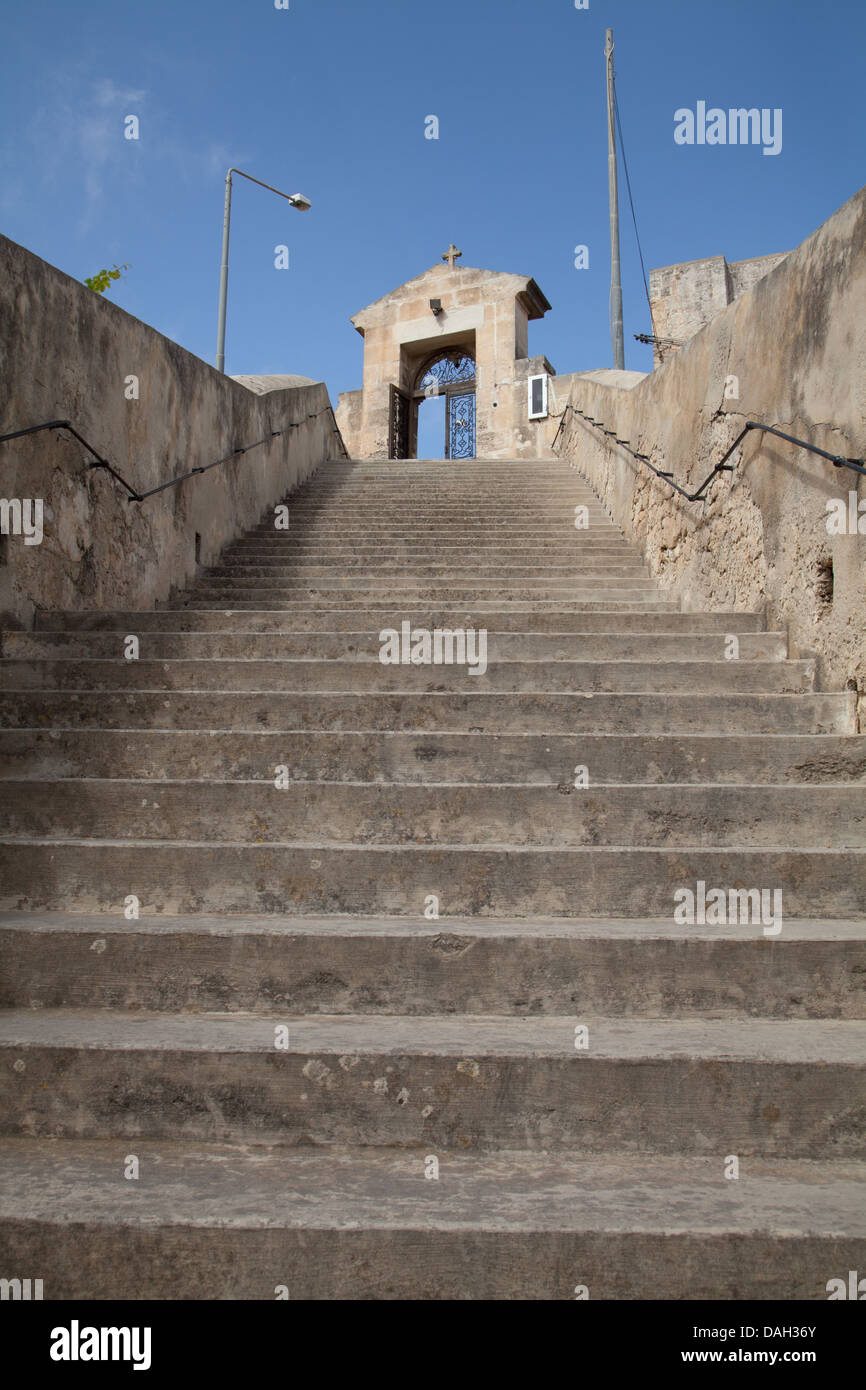 Las escaleras a la salida de Nuestra Señora de la Gruta, Mellieha, Malta. Foto de stock