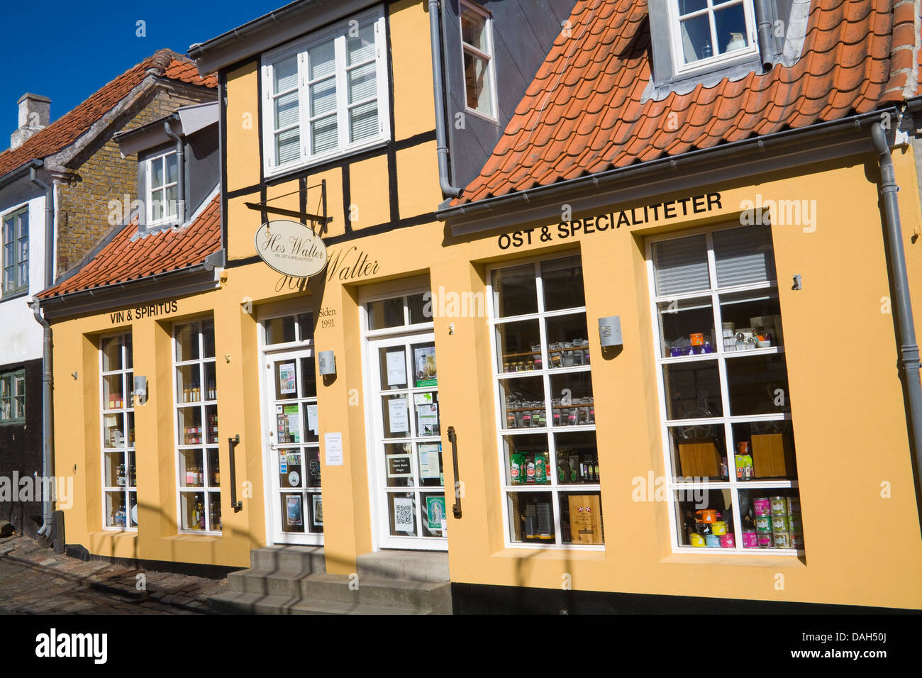 Ebeltoft DINAMARCA EU Hos Walter una tienda especializada en la venta de vino y queso en Denmarks mantienen mejor mercado antiguo y la ciudad portuaria en la Costa Este central de Denmarks Foto de stock