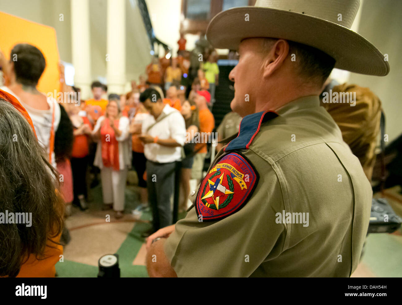 Un Texas State trooper mira como cientos de pro-vida y pro-elección activistas multitud dentro de la Capital de Texas para rallyes y en contra de una nueva ley relativa al aborto restricciones. Foto de stock