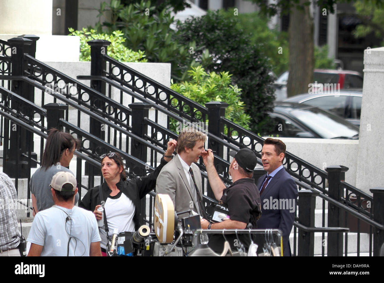 Dedham, Massachusetts. Robert Downey Jr conversaciones con Dax Shepard, ya que esta última tiene su cabello y maquillaje retocada por auxiliares en el set de 'juez' en Dedham, Massachusetts, el 12 de julio de 2013 Créditos: Susan pease/Alamy Live News Foto de stock