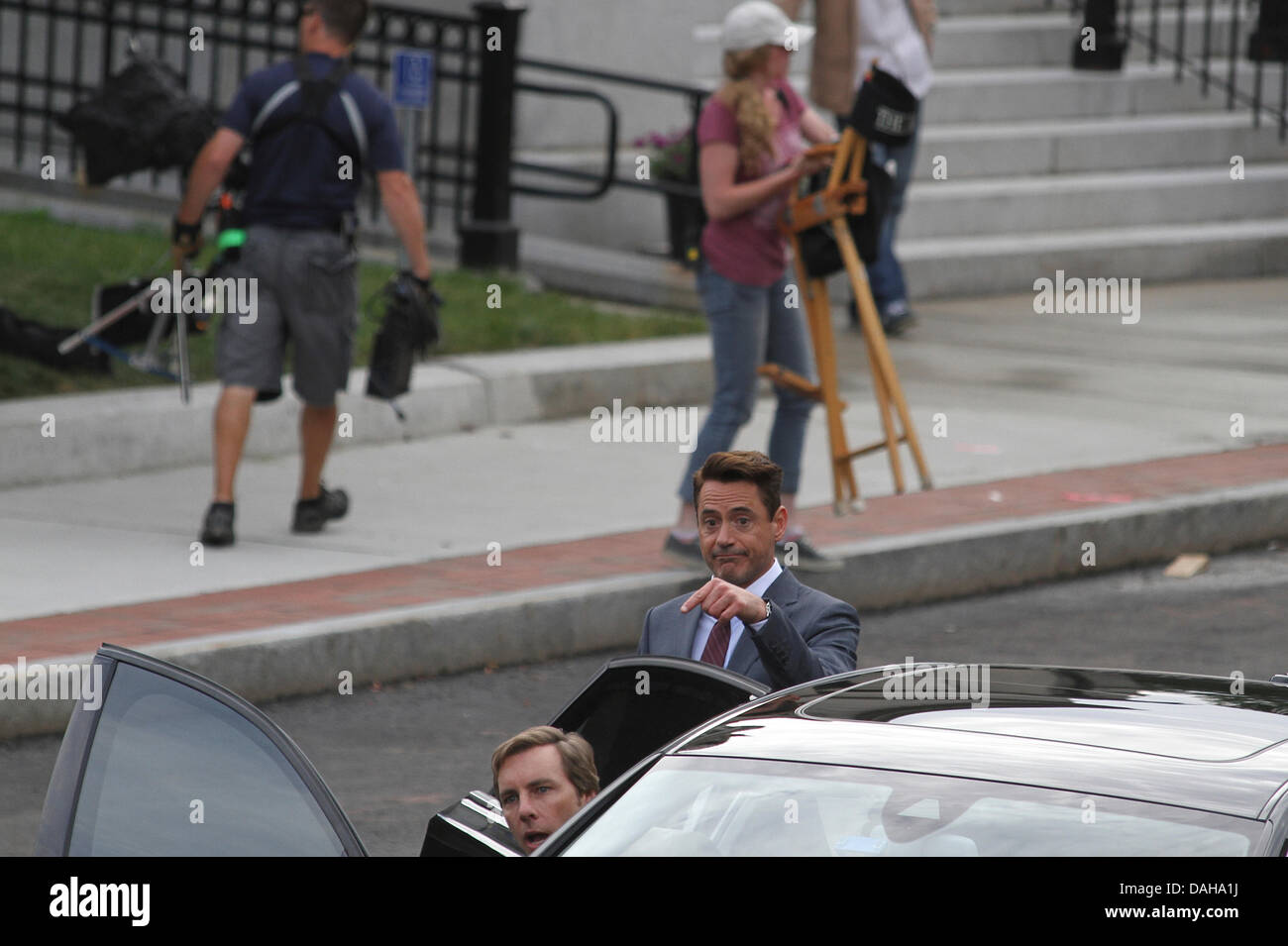 Dedham, Massachusetts. Robert Downey Jr apunta a Dax Shepard como los actores entrar en un coche en el set de 'juez' en Dedham, Massachusetts, el 12 de julio de 2013 Créditos: Susan pease/Alamy Live News Foto de stock