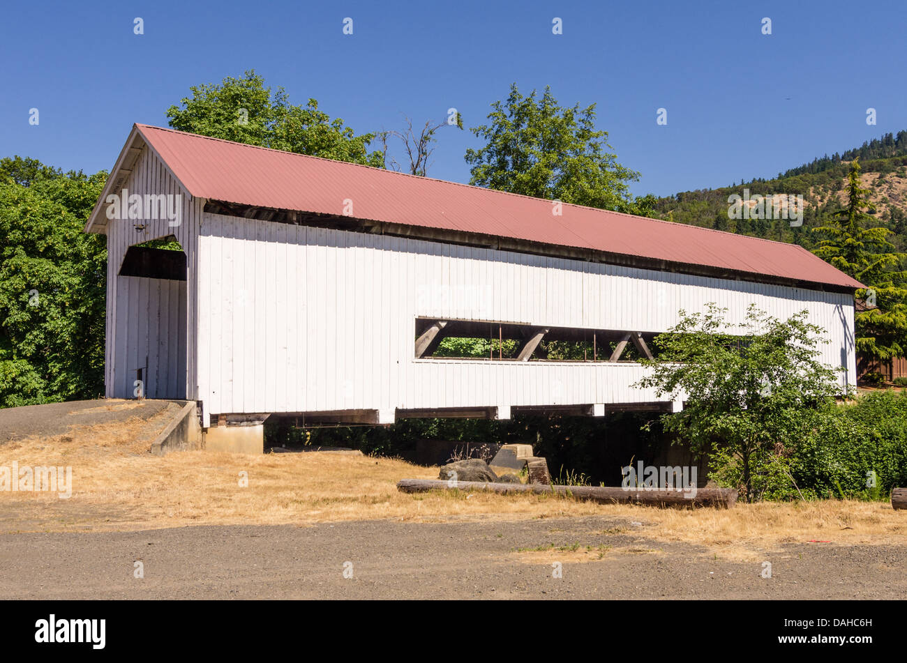 Myrtle Creek, Oregon Estados Unidos. Horse Creek puente cubierto abarca Myrtle Creek, en el Condado de Douglas Oregon Foto de stock