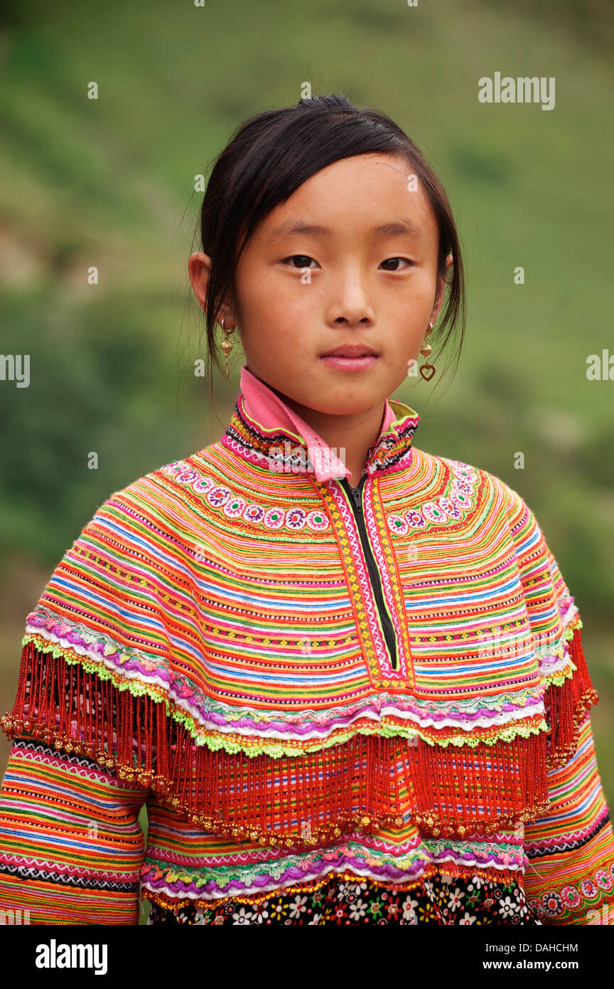 Potrait de Flor chica Hmong en sus brillantes trajes tribales bordadas, nr Bac Ha, N Vietnam Foto de stock