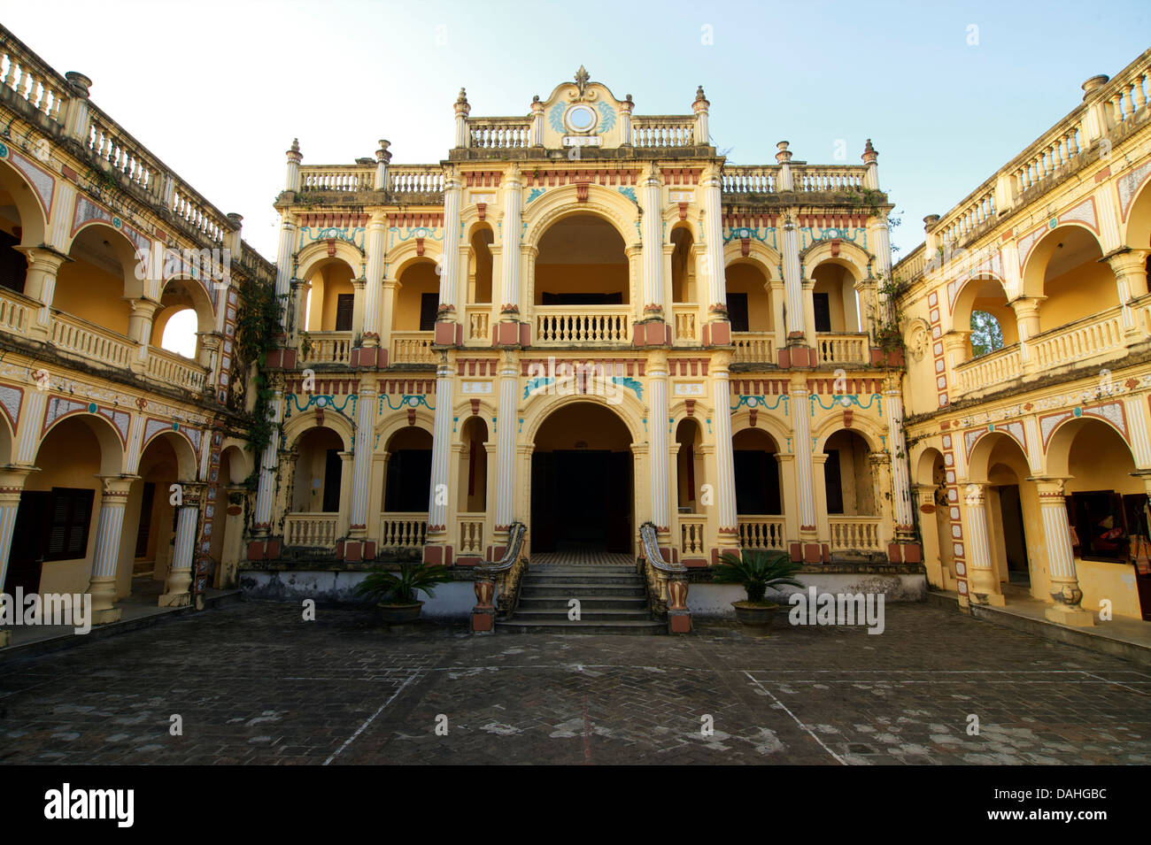 Vua Meo es una villa colonial francés / palacio de estilo barroco construido para un Rey Hmong en 1914 a 1921. Bac Ha, Vietnam Foto de stock