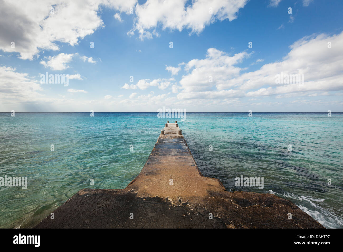 Un muelle de piedra, con vistas al océano en Playa Azul Cozumel, México Foto de stock