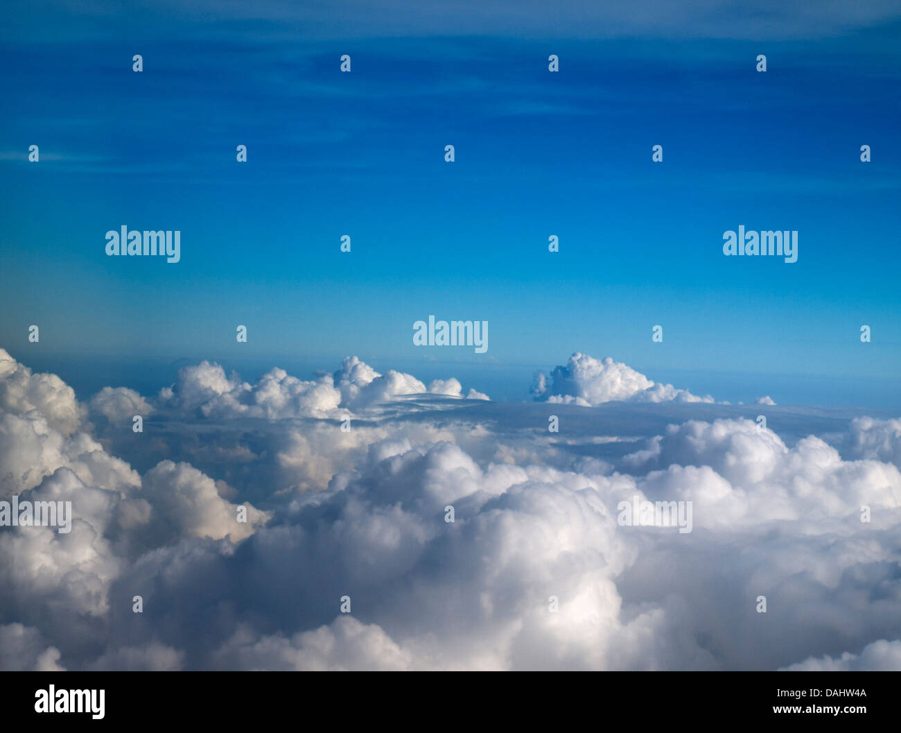 A lo largo de los cone nubes por debajo de un cielo azul Foto de stock