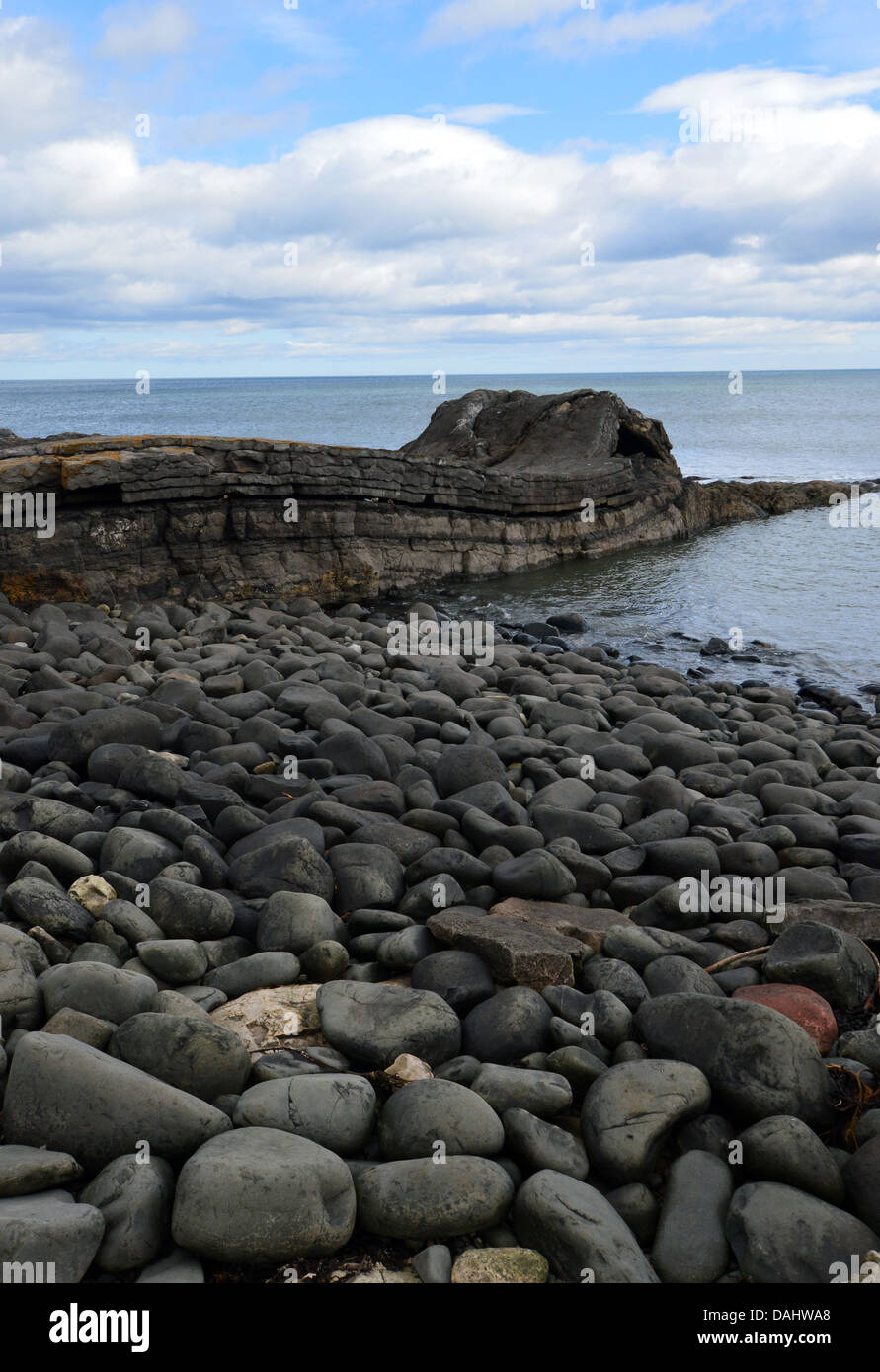 Cerca del castillo de Dunstanburgh Graymare Rock en San Oswalds forma Sendero de Larga Distancia de la costa de Northumberland Foto de stock