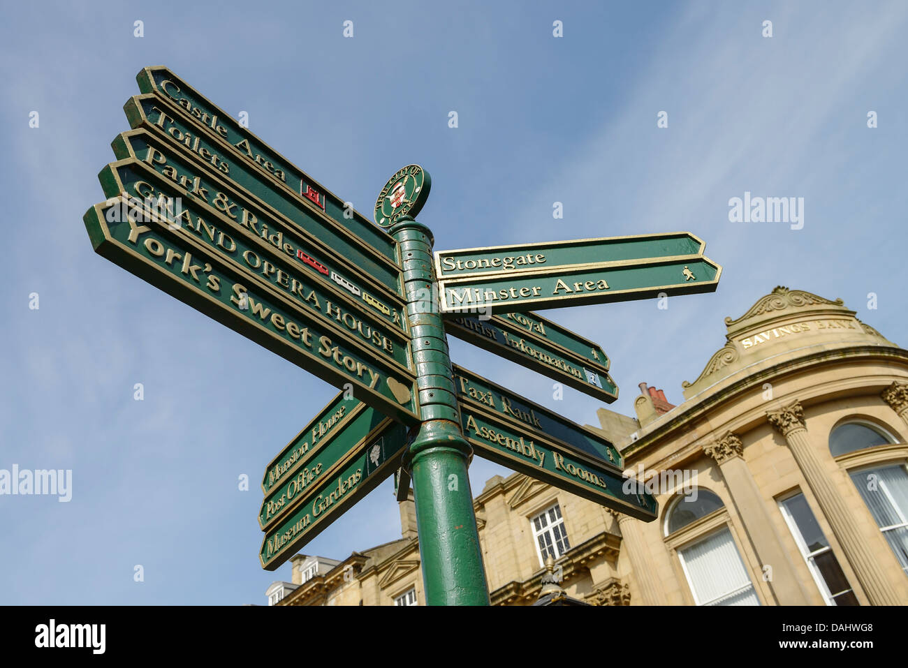 Un signo turístico en el centro de la ciudad de York dirigiendo a una gran gama de atractivos turísticos Foto de stock