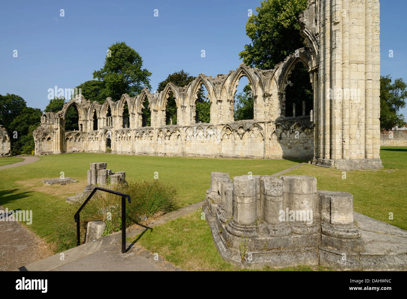 Las ruinas de la abadía de St Marys Museo Jardines en el centro de York UK Foto de stock