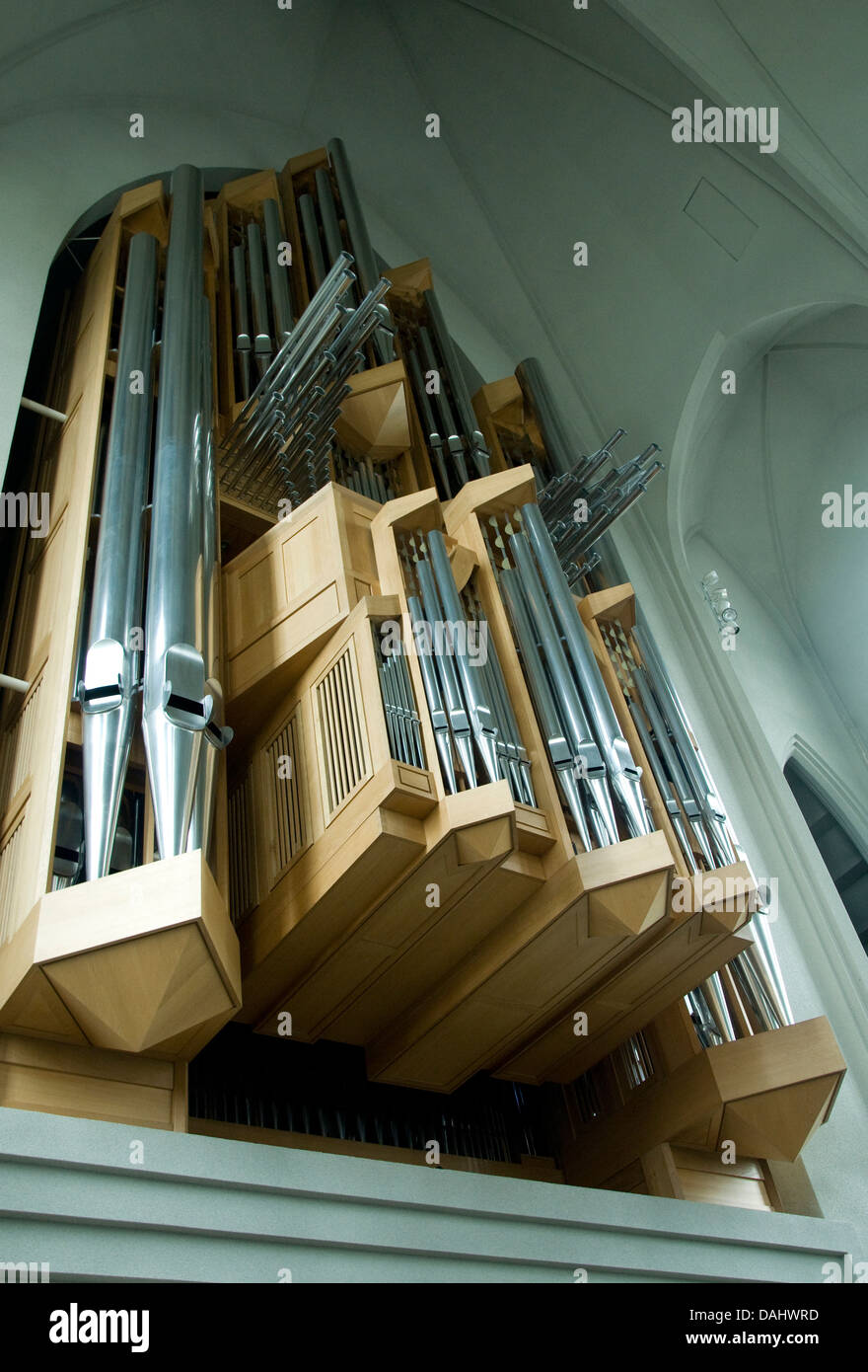 Regularmente se celebran conciertos de órgano en Reykjavik la impresionante iglesia Hallsgrimkirkja, el instrumento moderno, el más grande de Islandia Foto de stock