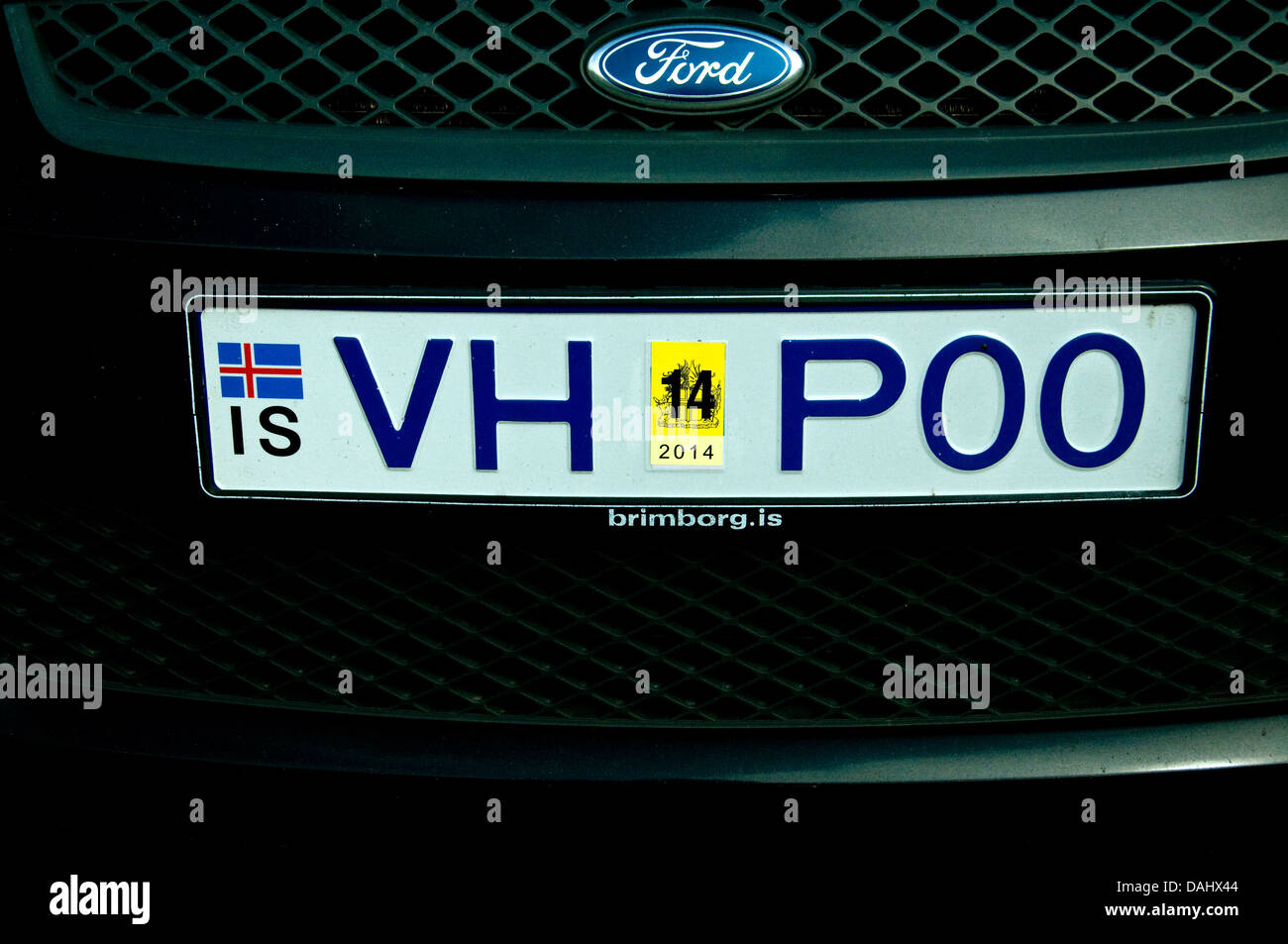 La placa de matrícula islandesa eyecatching registrados localmente de un pequeño coche aparcado en Reykjavik Foto de stock