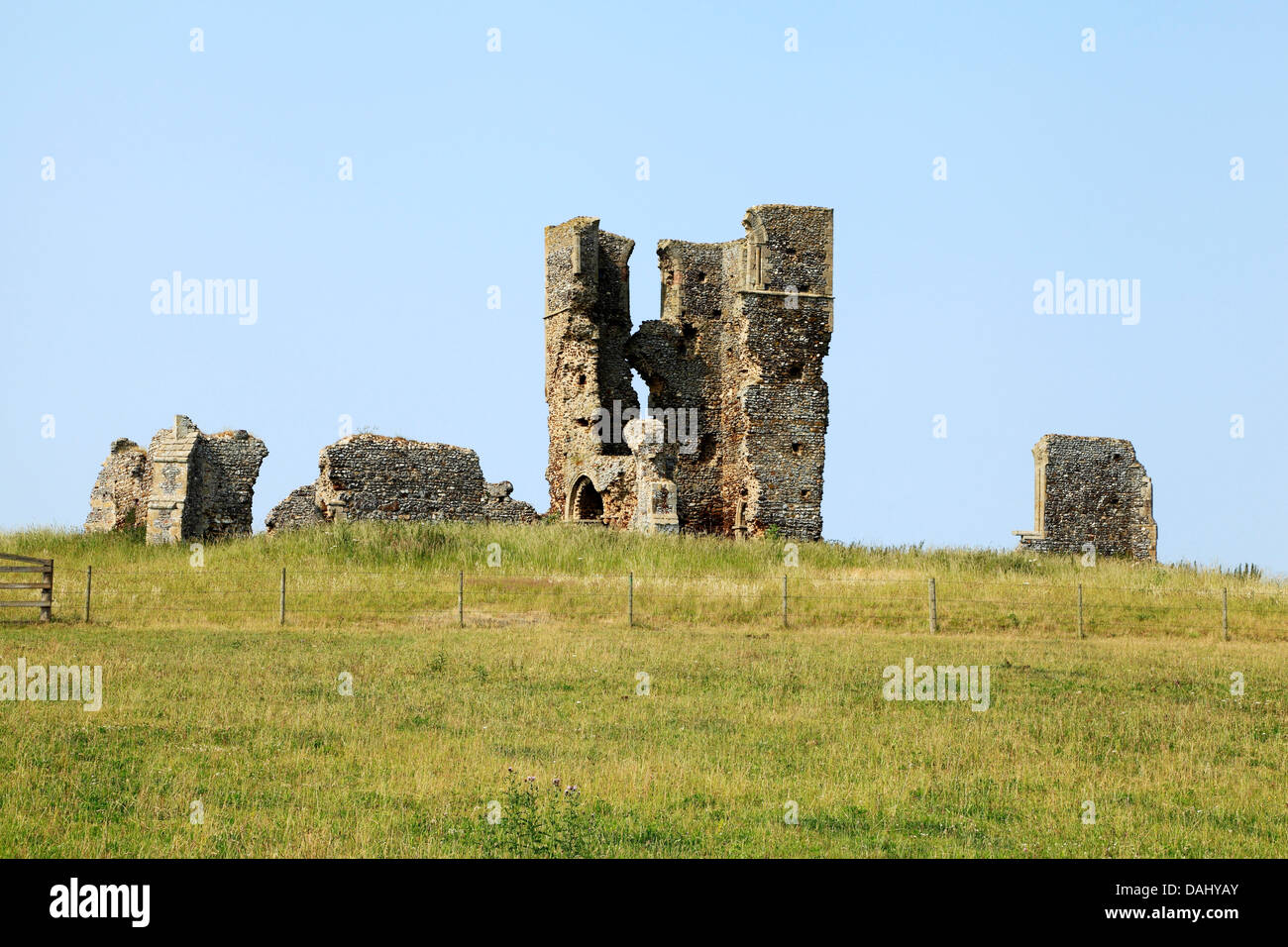 Bawsey, Norfolk, ruinas de la torre de la iglesia Normanda, Inglaterra Inglés iglesias en ruinas medievales aldeas desierta aldea perdida Foto de stock