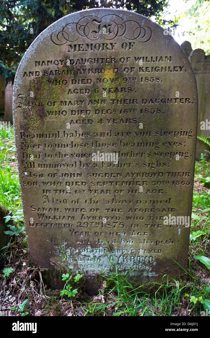 Aykroyd familia lápida grabando la muerte de niños, Haworth camposanto , West Yorkshire, Reino Unido Foto de stock