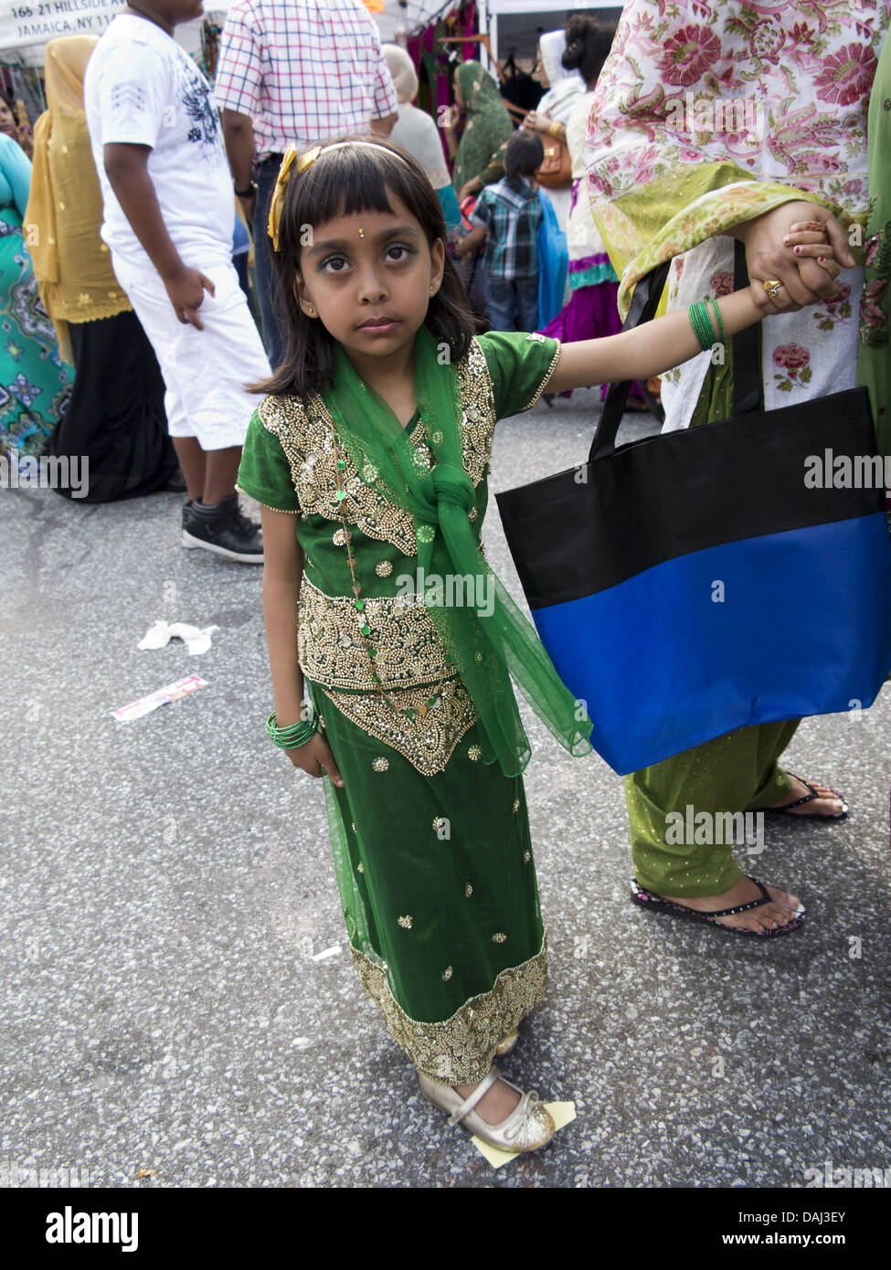 Joven, niña de Bangladesh en la calle Feria en 'Little Bangladesh", en Brooklyn, Nueva York, 2013. Foto de stock