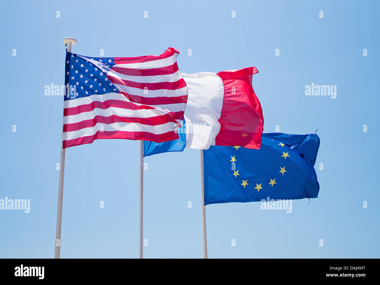 Banderas nacionales de Estados Unidos y Francia con la CEE Bandera, sobrevolando el promenade en Niza, Francia Foto de stock